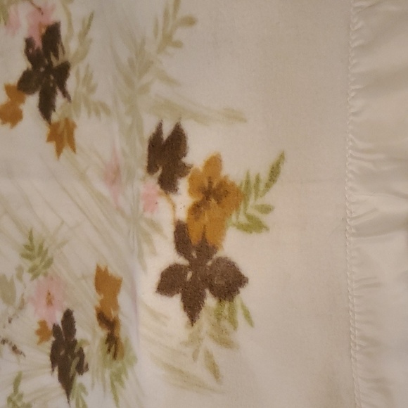 Vintage Satin Trimmed Binding Cream with Soft Floral Colored 74" x 82" Blanket - Picture 2 of 7